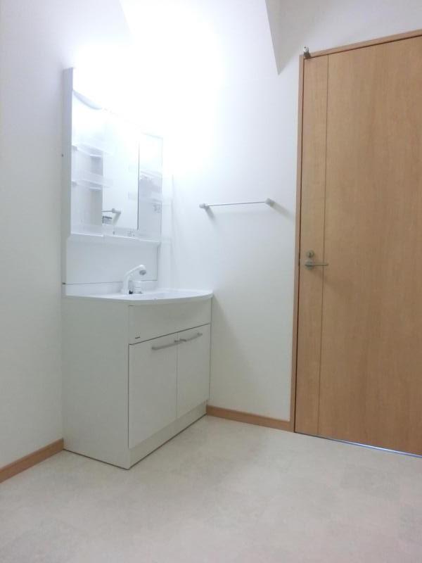 Wash basin, toilet. Shampoo dresser equipped!