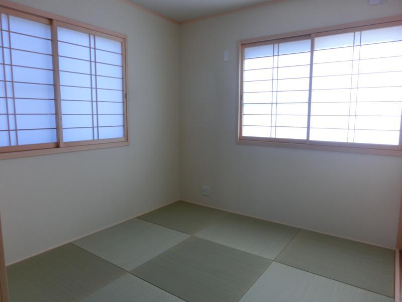 Non-living room. Living next to tatami corner!