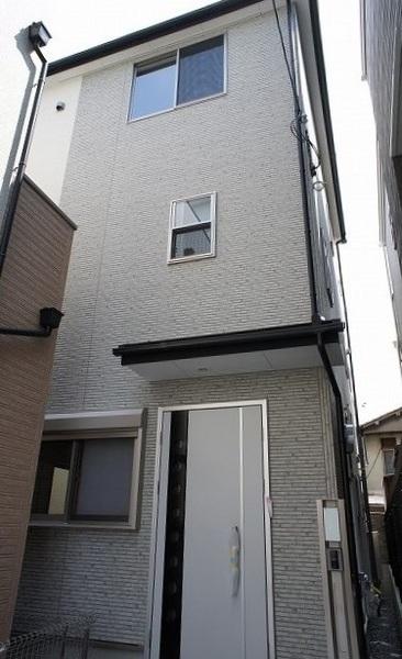 Local appearance photo. Easy parking in front of the road spacious