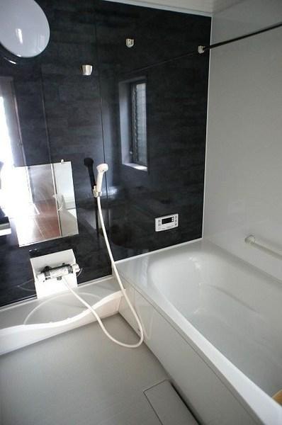 Bathroom. Spacious bathroom that can be bathing with children