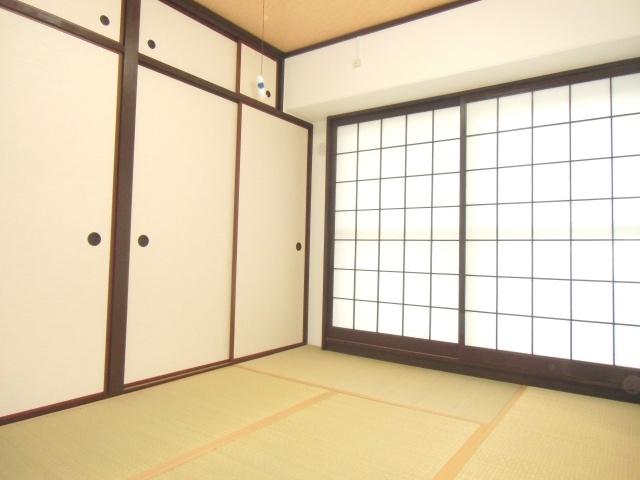 Non-living room. It is a Japanese-style room 2 rooms