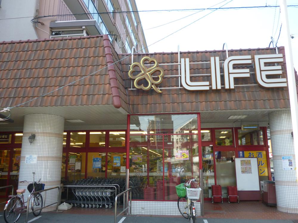 Supermarket. Super located between from life Toyosato store up to 720m Datong Toyosato Station to subdivision ・ life. It is also useful to your way home from work in the open until the evening 22:00!