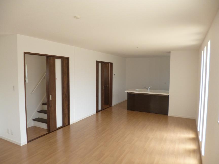 Same specifications photos (living). Insert the light and wind, It is a comfortable space that will want to stay much full of sense of openness.