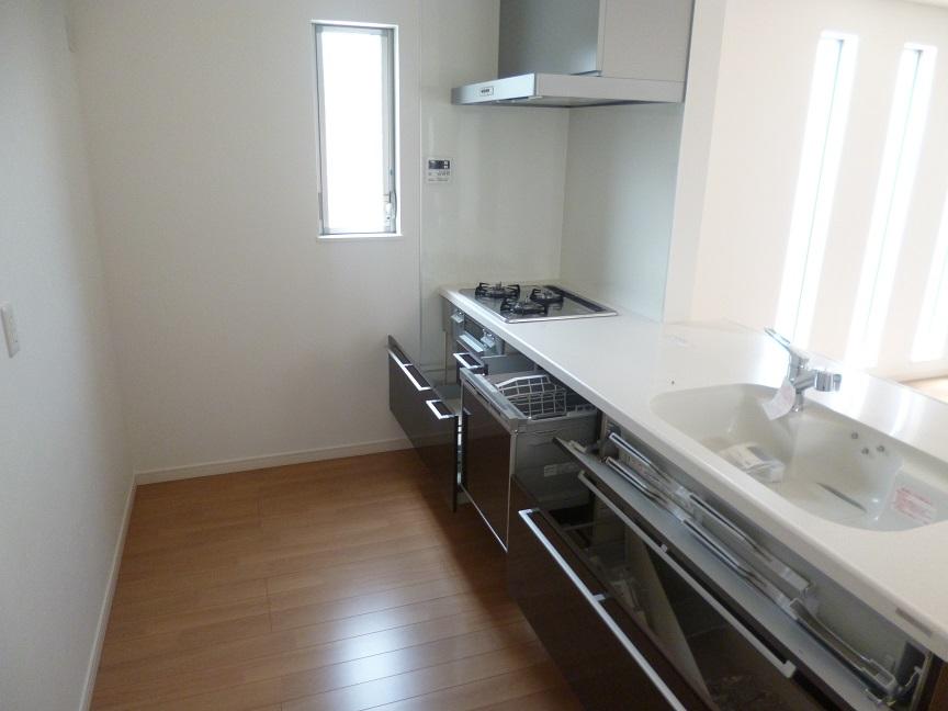 Same specifications photo (kitchen). Tableware and cooking utensils can be refreshing storage, Good kitchen space of the waste without usability of home appliances and trash fits perfect!