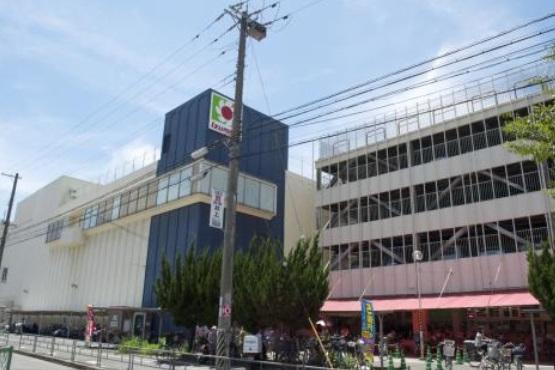 Shopping centre. Izumiya Kami Shinjo Shopping center 354m Izumiya Kami Shinjo 5-minute walk from the shopping center