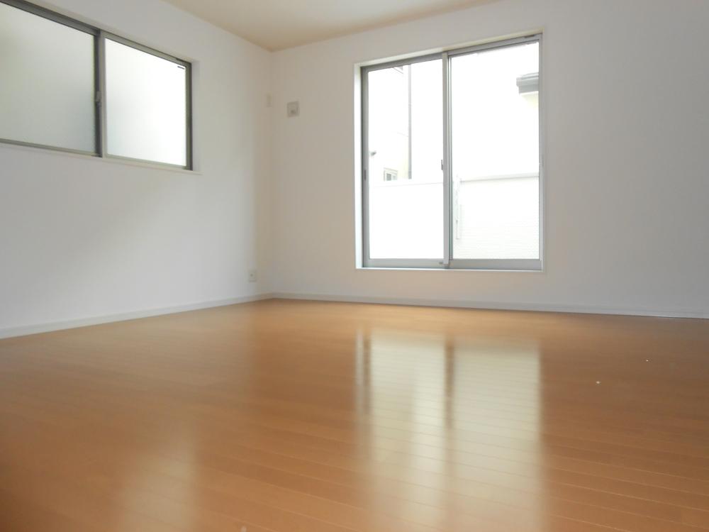 Living. Living is also easy to use in the spacious, Is the floor plan, such as can be seen when the child is returned!