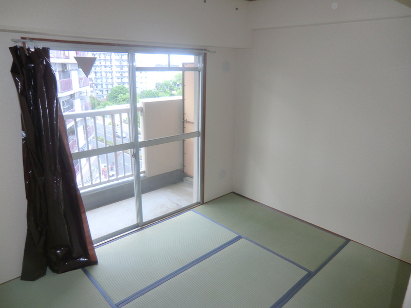 Living and room. It is a Japanese-style room 6 Pledge of calm atmosphere. 