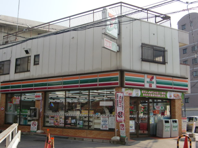 Convenience store. Seven-Eleven Osaka Higashiawaji 4-chome up (convenience store) 314m