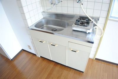 Kitchen. 1-neck, but with gas stove