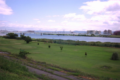 park. Yodogawa 600m until the dry riverbed (park)