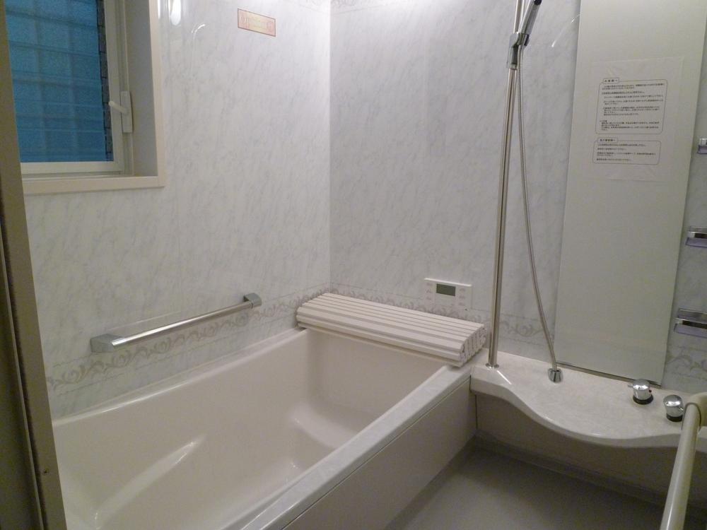 Bathroom. 1 pyeong type of bathroom. Please heal the fatigue of the day with a large bathtub.