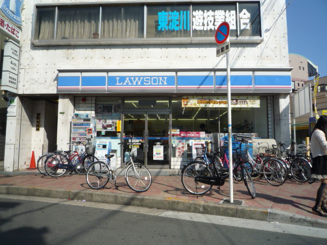 Convenience store. Lawson Kami Shinjo Station store up to (convenience store) 210m