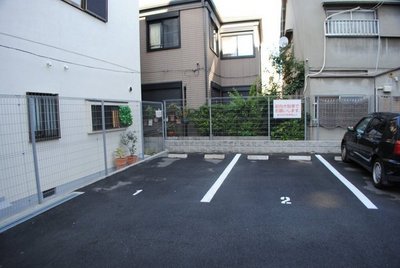 Parking lot. On-site parking. 