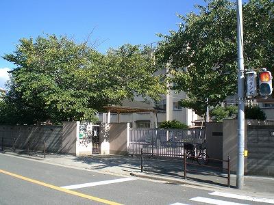 Primary school. Even walking can go pick-up of school events and children, such as 480m athletic meet or visiting day to Toyosato Elementary School. 