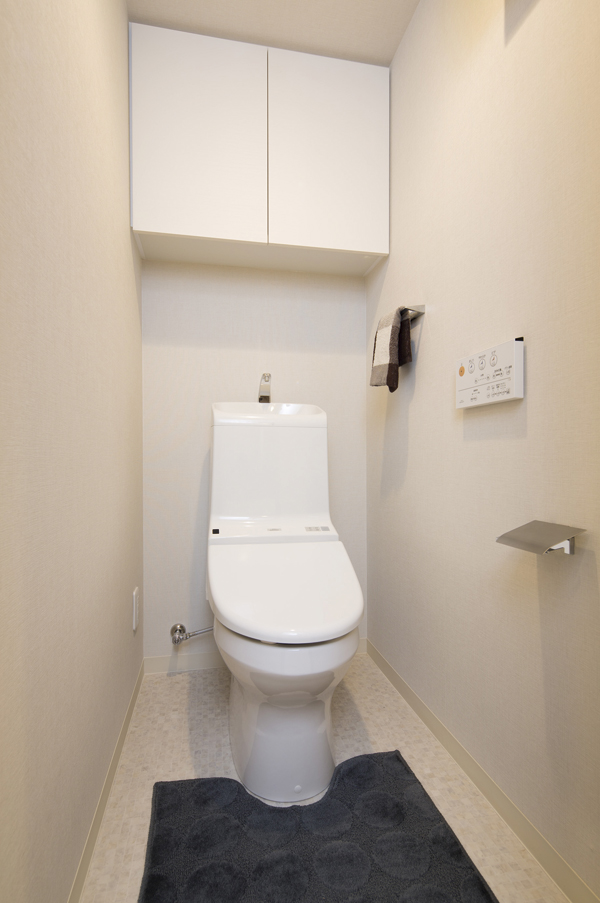 Toilet.  [toilet] Antifouling ・ Installing a toilet bowl of antibacterial. Bidet function with toilet seat has been adopted. Also, In the upper space is a toilet space that is comfortable and clean feeling also provided cupboard hanging useful, such as paper stock (A type model room)