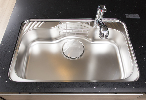Kitchen.  [Wide type silent sink] Wide sink washable well as large pot easier. It is provided with a damping material on the back side of the sink, It is silent type to suppress such as water splashing sound (same specifications)