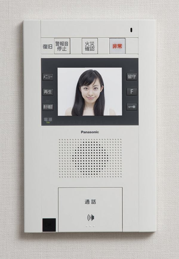 Security.  [Intercom with color monitor] From the installed intercom with color monitor in the living room of each dwelling unit, Auto-lock system that can unlock the set entrance door of the entrance. Since the visitor can see in the video and audio, Make it difficult to suspicious person of the intrusion (same specifications)