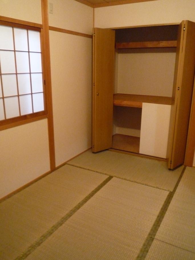 Other introspection. Japanese-style room also re-covered already the tatami and the cross, It is very convenient to be in when it comes to visitors and horizontal