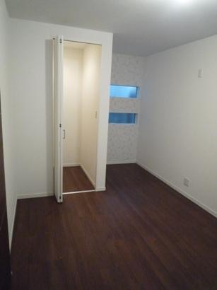 Non-living room. 1 Kaiyoshitsu 7.1 Pledge of room. WCL is about 1.5 Pledge minutes. Storage of clothes is equipped with a L-shaped hanger pipe is also okay.