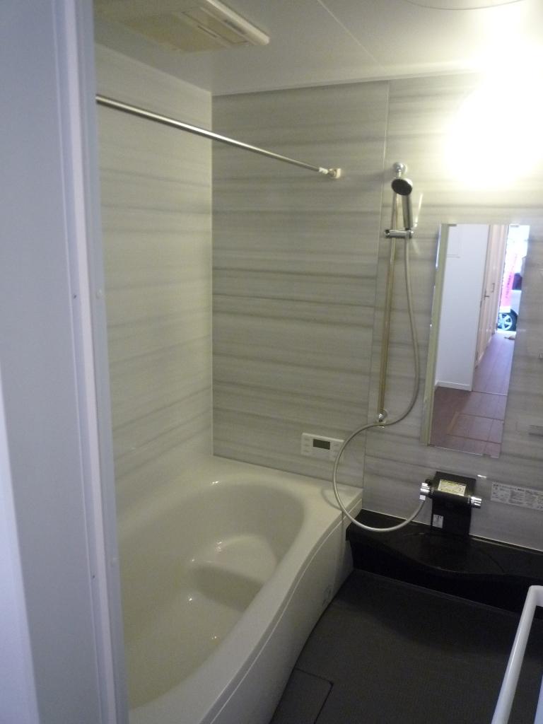 Bathroom. It is high system bus-grade. Plating of showers and Long mirror, Bathroom dryer is also safe laundry because it Kawakku.