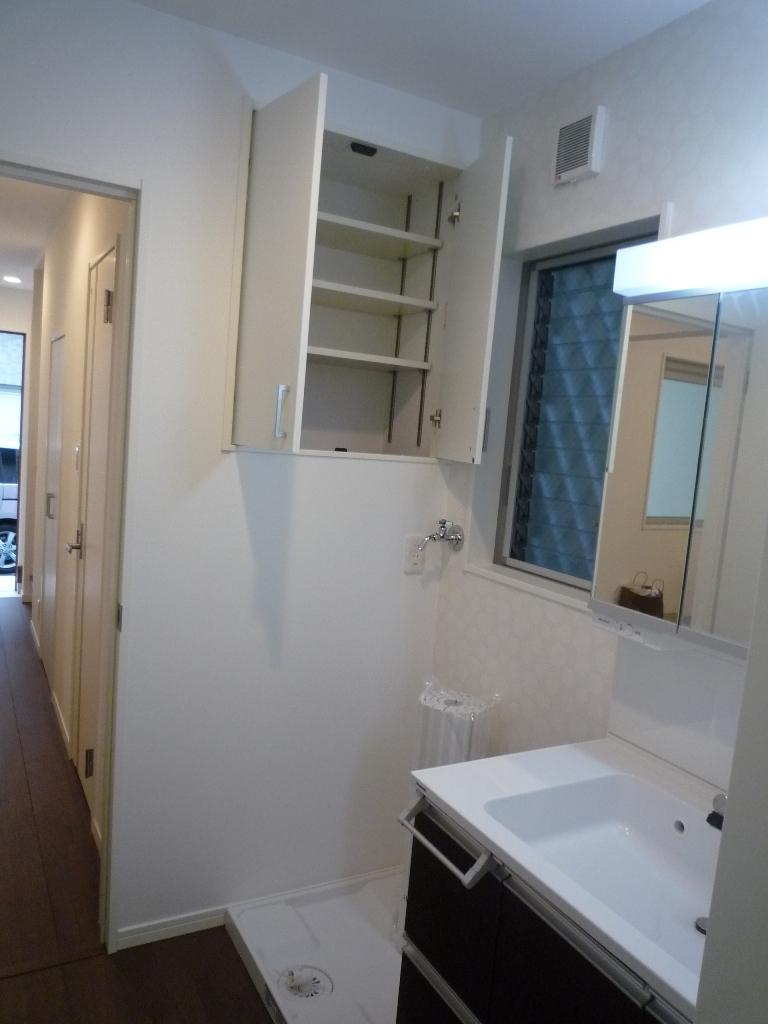 Wash basin, toilet. Laundry Area. Large washing machine is also okay drum. Towel so that the mounting friendly storage rack for those who live next to it, There is no worry of the yard of the change of clothes.