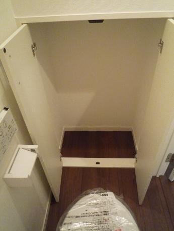 Toilet. The first floor is a toilet of the storage. And without inconvenience, It has established a certain and very convenient storage location.