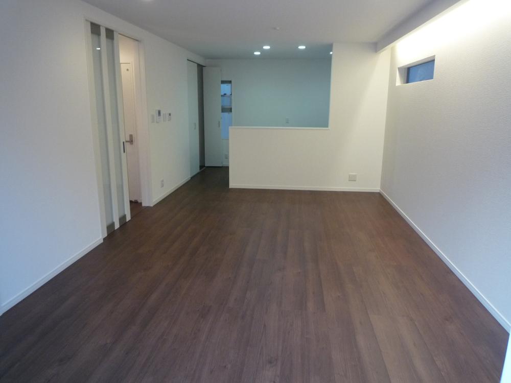 Living. It is a scene toward the kitchen from the balcony. You will find a spacious atmosphere.