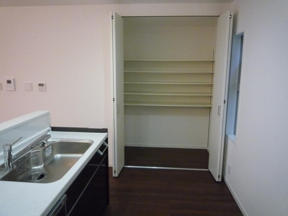 Kitchen. The storage area of ​​the lost portion of the hanging cupboard in the kitchen was provided in this part. Because the large storage, No problem.