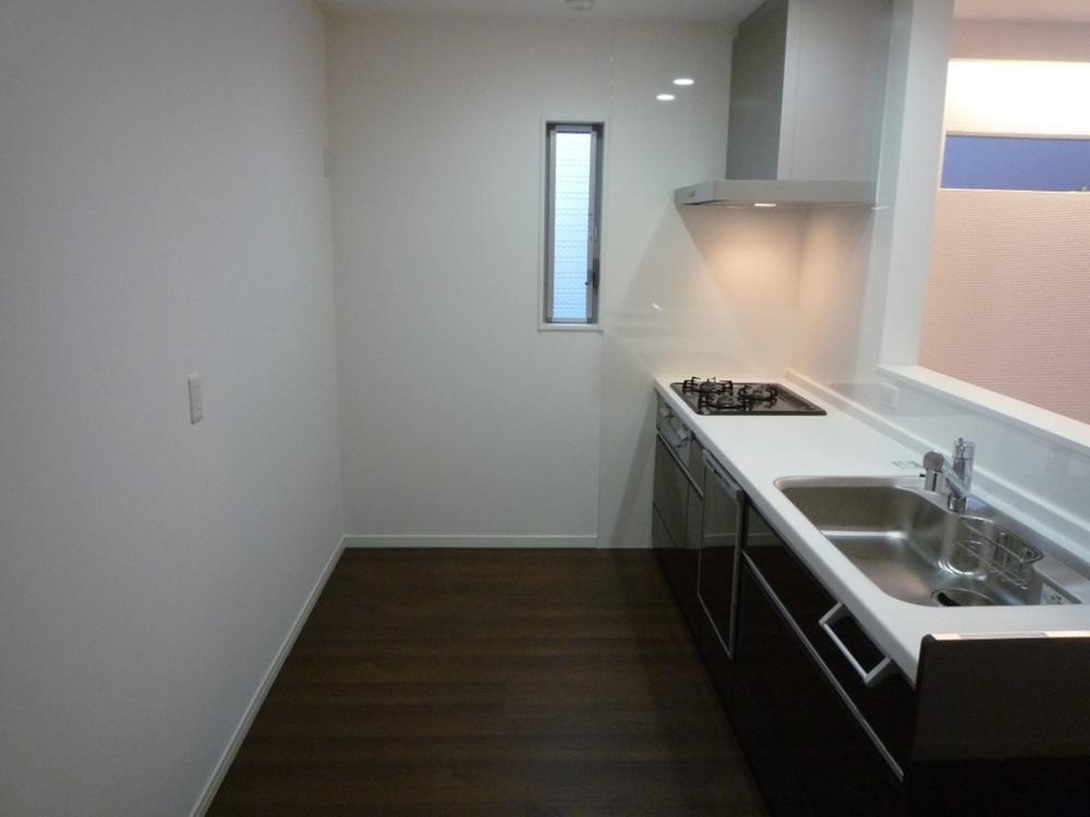 Kitchen. It is a space photo of the kitchen and behind. Since the depth is also firmly taken, This allowance even if I have through the back during cooking (^^)