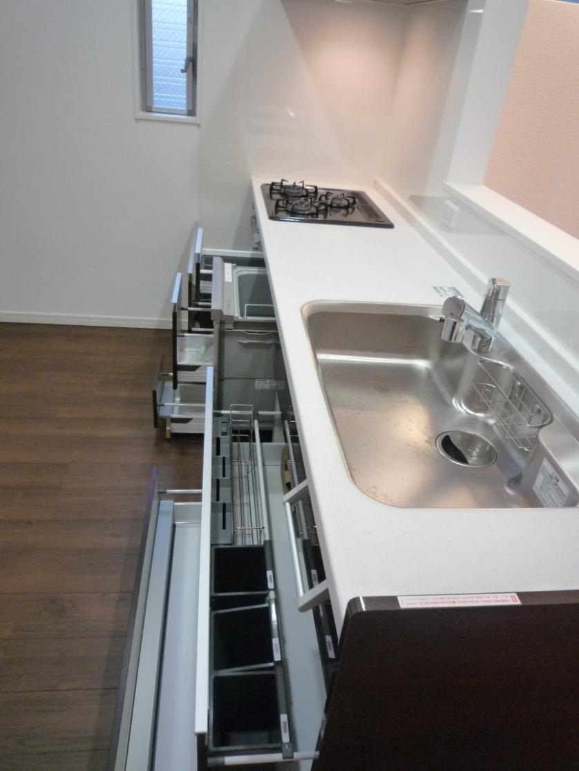 Kitchen. Please refer to the storage capacity of the system kitchen. Kitchen does not have established a cupboard hanging in order to get a sense of openness.