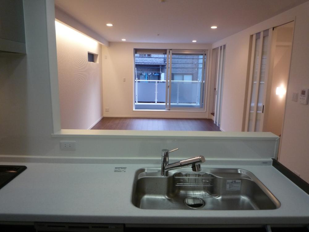 Living. Sight of the living room visible from the kitchen. Because the frontage of the large room and finished space with a sense of exhilaration.