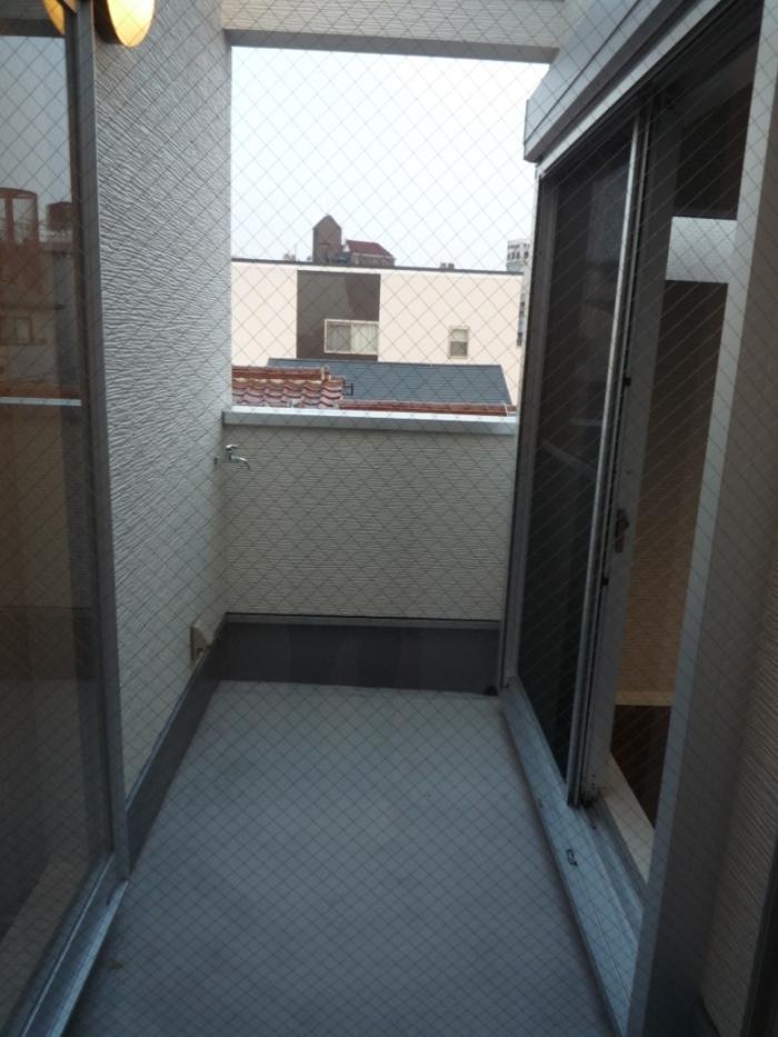 Balcony. Is a balcony on the third floor of the middle part. Since Sky balcony, A feeling of opening preeminent. Please confirm all means in the field.