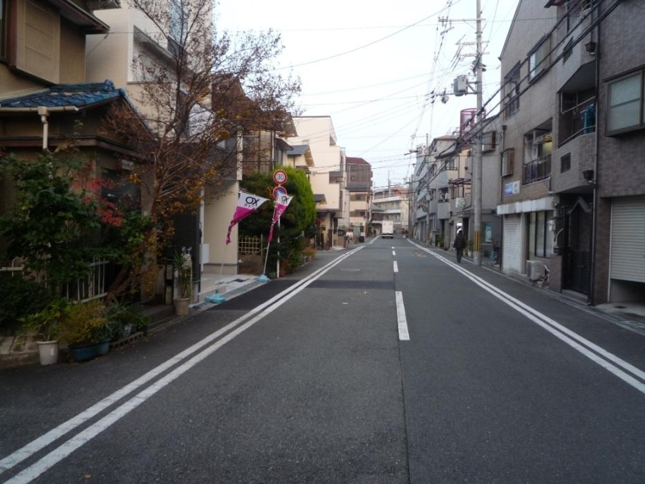 Local photos, including front road. Located on the front road 8M, South-facing that because parking is also all right those who weak! Worry of small children because the number of cars is also a residential area is also okay ☆