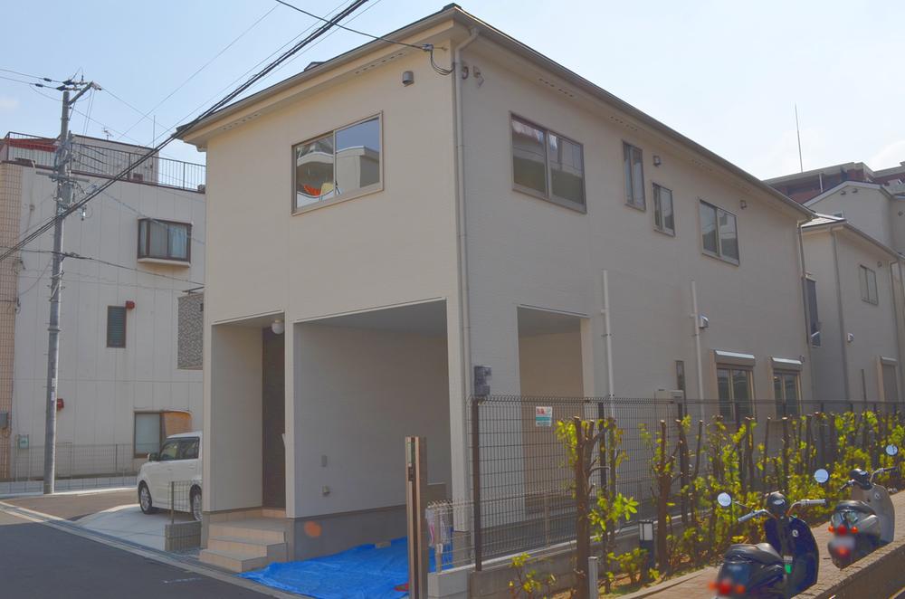 Local appearance photo. 1 Building