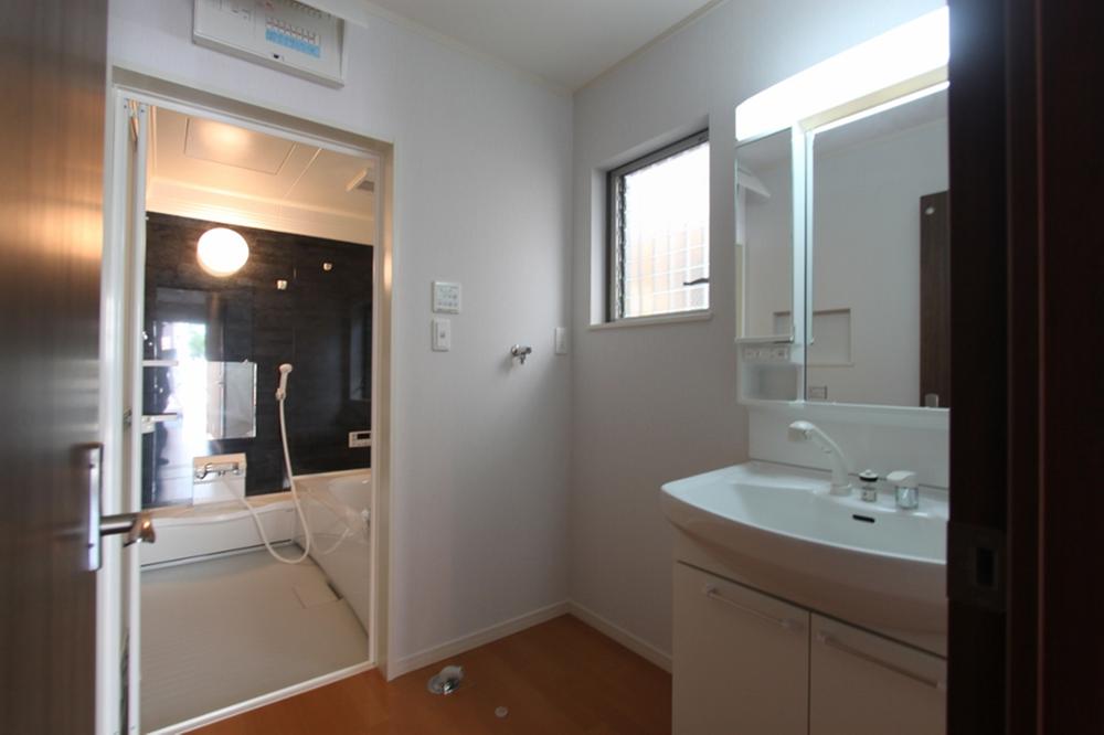 Wash basin, toilet.  ◆ Washroom