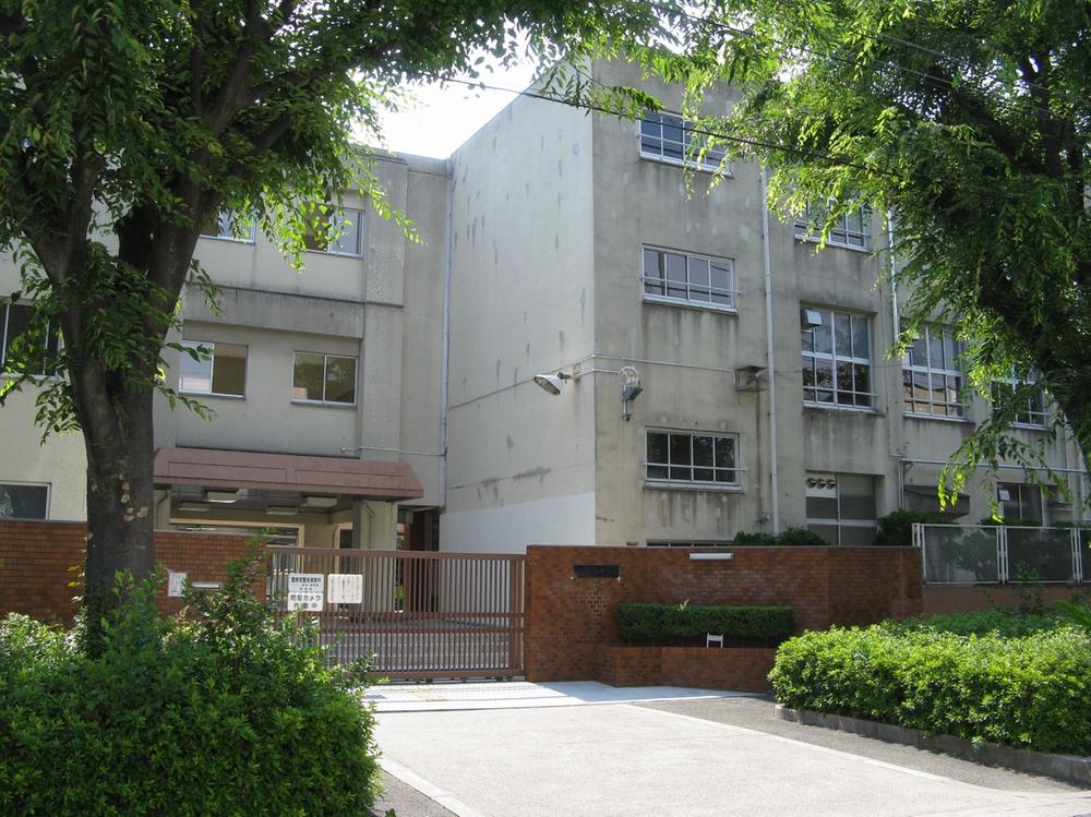 Junior high school. 512m to Osaka Municipal Itakano junior high school