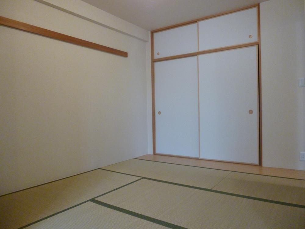 Non-living room. There is a Japanese-style room next to the living room, You can leisurely