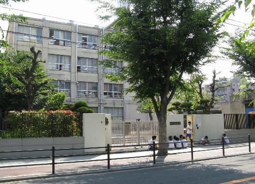 Primary school. The school be able to go in the 522m 7 minutes to the Osaka Municipal Komatsu Elementary School! Also I do not worry about being late!