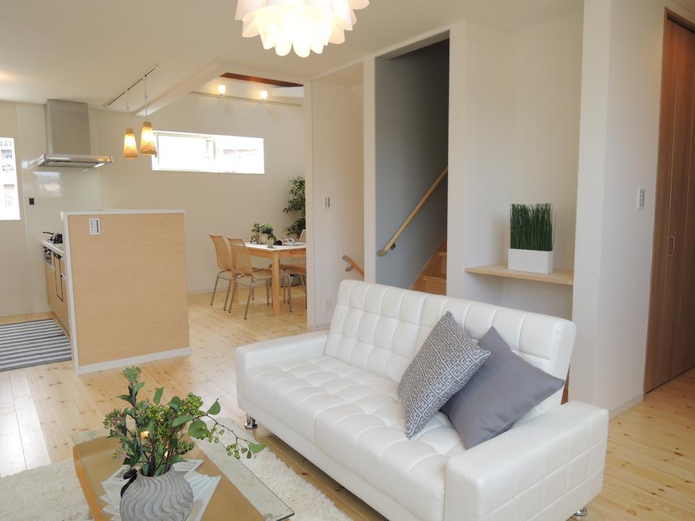 Living. Also about 19 quires some LDK