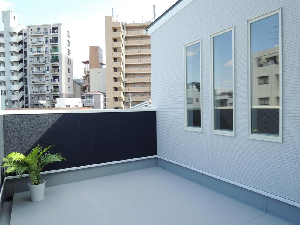 Balcony. Spacious balcony, which is also about 6 minutes Pledge