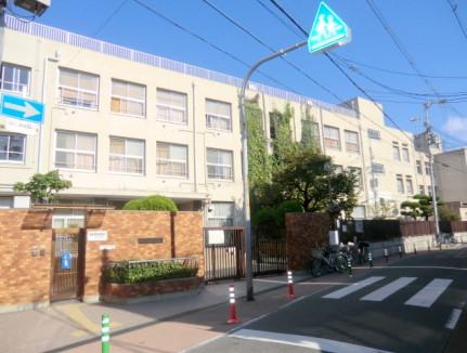 Primary school. 656m to Osaka Municipal Awaji Elementary School