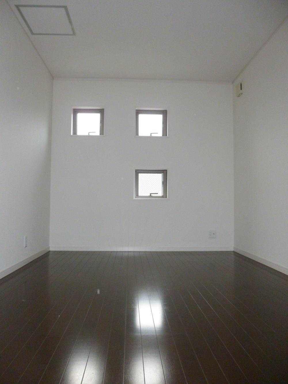 Non-living room. I tried to put a stylish window to Western-style