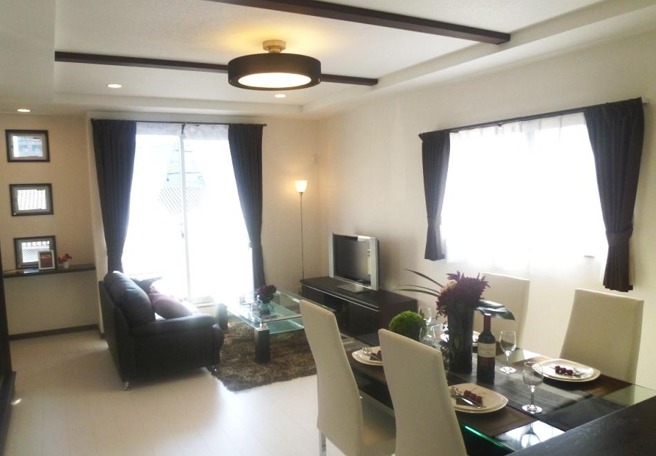 Is the living of our model house. Woven we produce a feeling of freedom in the ceiling beams +. You can check.