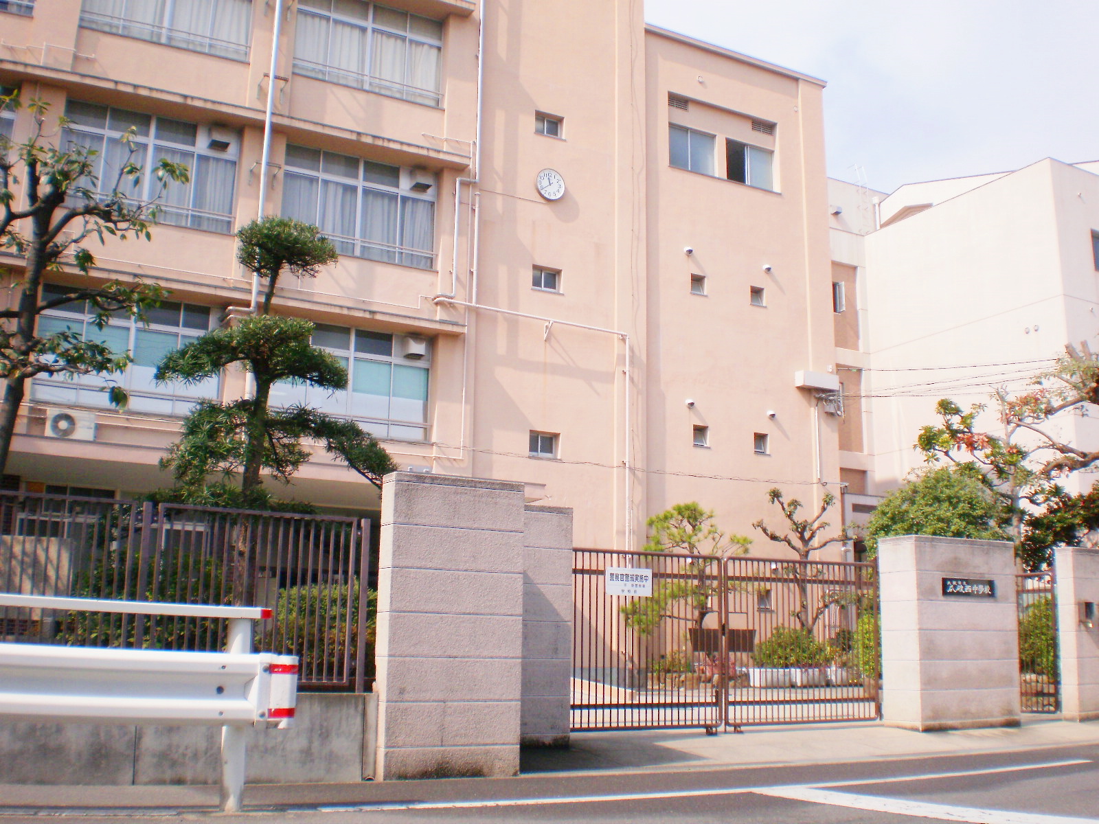 Junior high school. 243m to Osaka Municipal Uriwarinishi junior high school (junior high school)