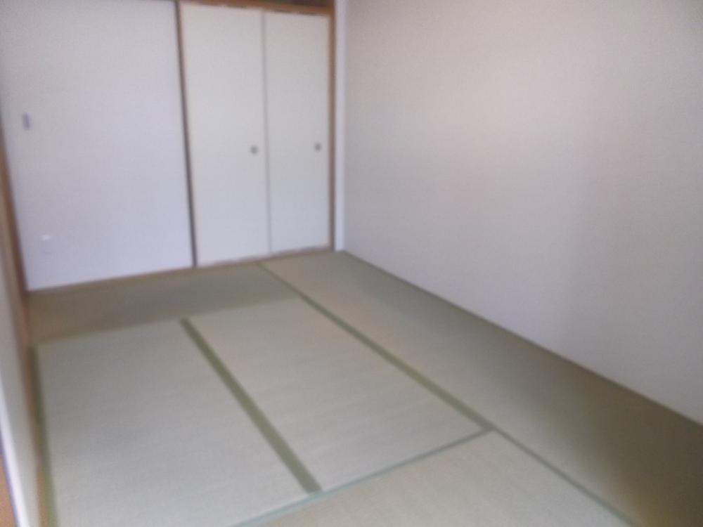 Non-living room. Spacious turn into LDK of about 20.5 Pledge if open a Japanese-style room of the corner sliding door