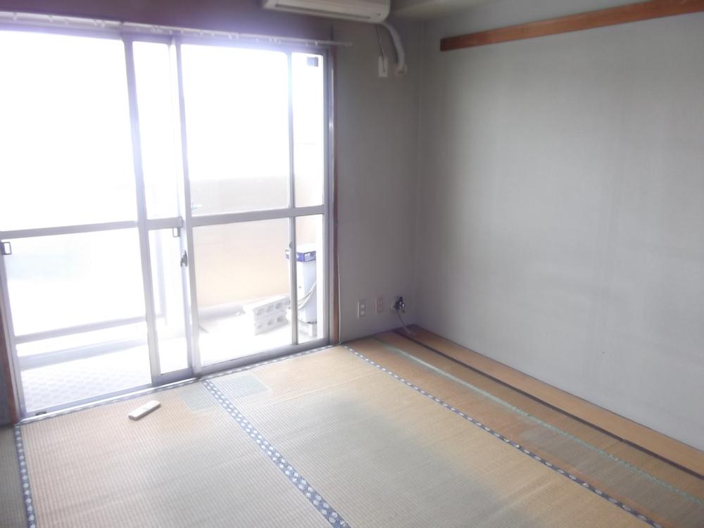 Non-living room. It is the south side of the Japanese-style room