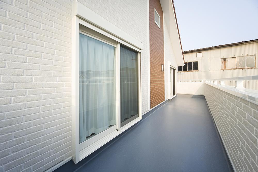  [balcony] Wide balcony that spans two rooms. Laundry also to Omoikkiri Hoseru, In place of the chair a little break space utilization ○ the open space by all means local!. Balcony