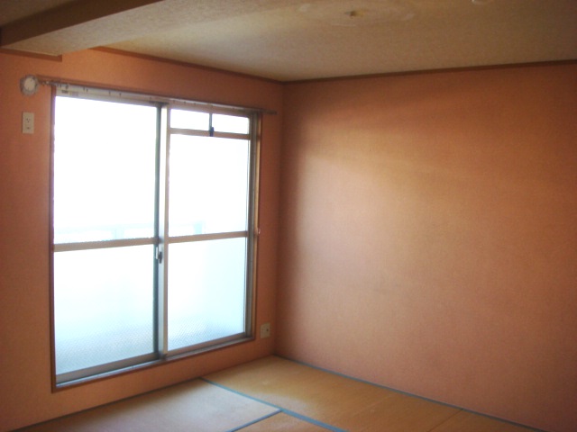 Living and room. Spacious glad 8 tatami room