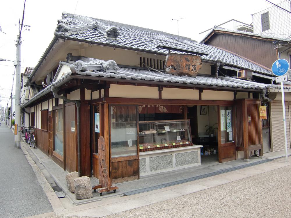 Other.  [Plain specialty ・ Turtle bun] A 2-minute walk from the site. Fukumotoshoten to specialty the "turtle 乃饅 head" in the corner of Hiranogo is Kanei first year (1624) is a long-established Japanese confectionery shop, which boasts a history and tradition of 380 years or more in the establishment. 