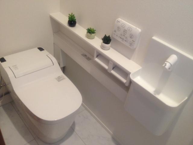 Toilet. 1F toilet adopts La Uno S. Care is also easy, It is very hygienic because even with hand washing space. (Local model house)